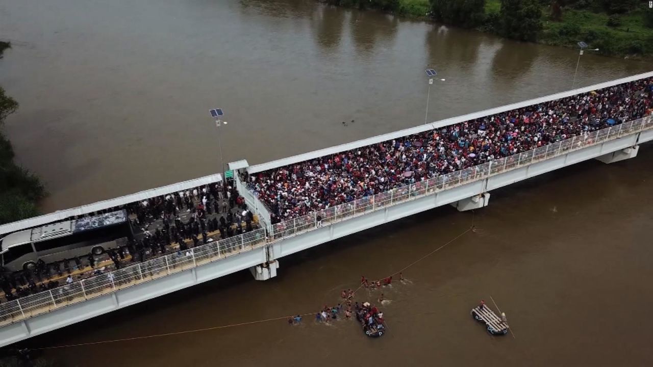 CNNE 579645 - asi se ve desde el aire la caravana de migrantes intentando entrar a mexico