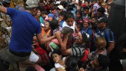 CNNE 579667 - asi fue el caos del ingreso a mexico de la caravana de migrantes