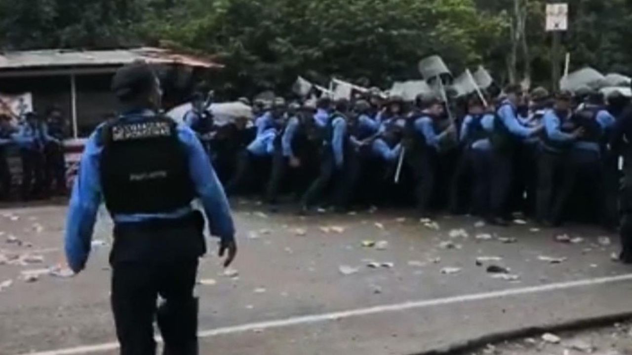 CNNE 579677 - vea el momento en el que la policia bloquea el paso de migrantes hondurenos en otra frontera