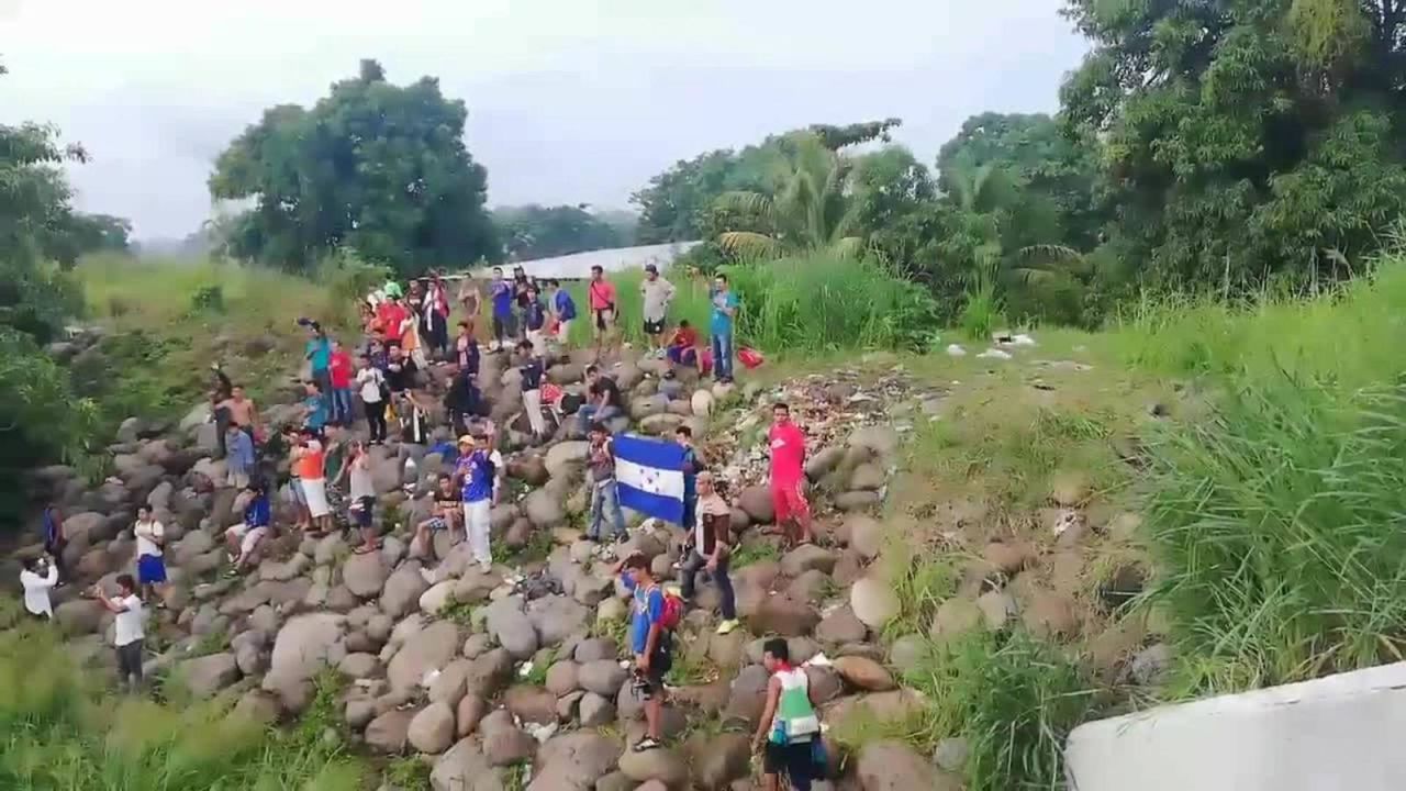 CNNE 579712 - migrantes cantan himno de honduras al cruzar hacia mexico