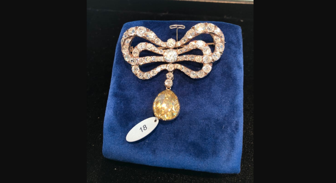 La joyería que anteriormente pertenecía a Marie Antoinette también incluye un broche con lazo de doble cinta de diamante valorado entre 50.000 y 80.000 dólares.