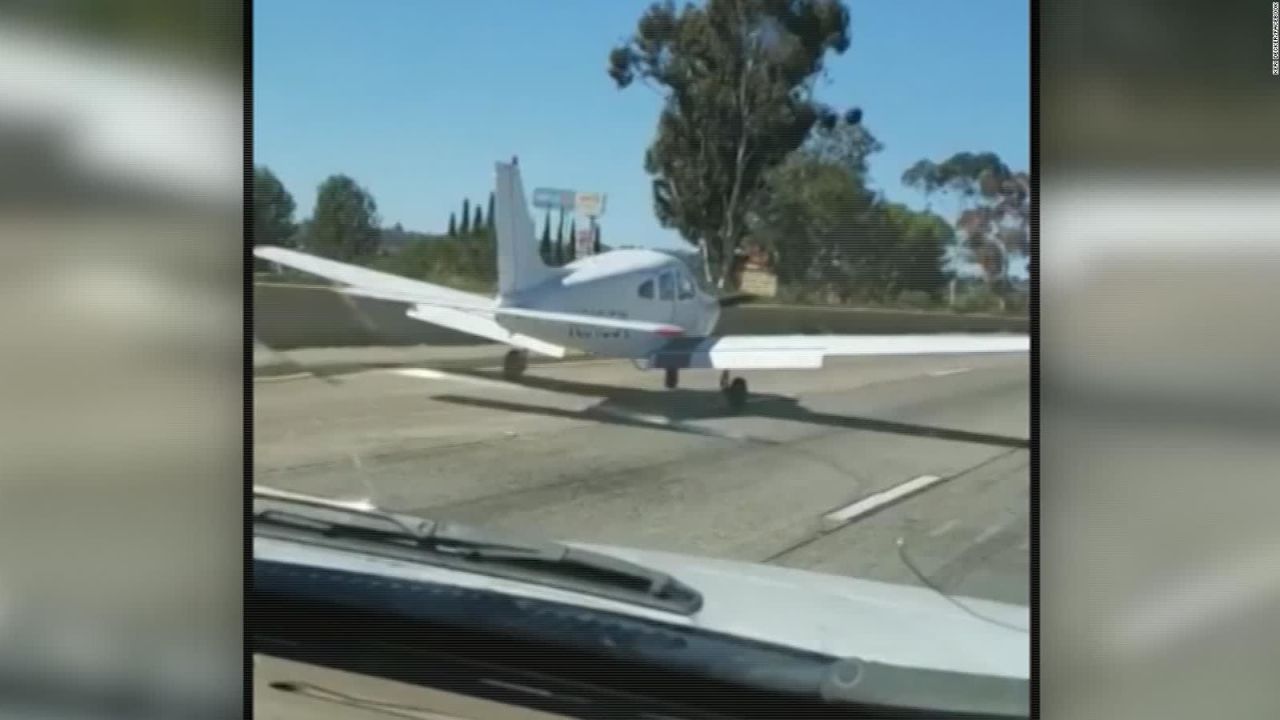 CNNE 579738 - una familia graba un avion aterrizando sobre autopista en california