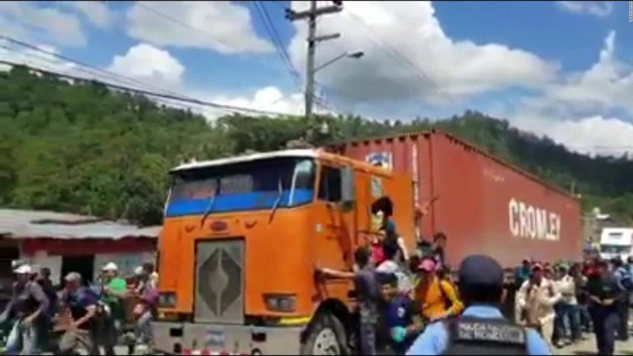 CNNE 579746 - migrantes hondurenos secuestran camiones para romper cerco de policias