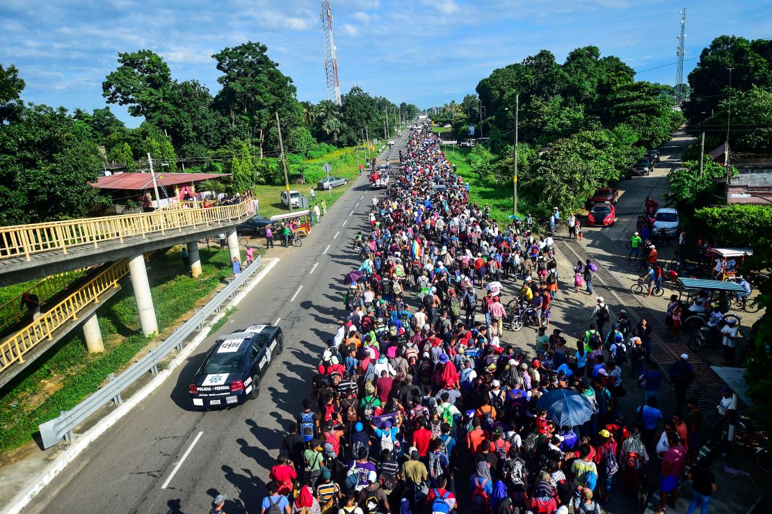 Los migrantes hondureños que participan en una caravana que se dirige a Estados Unidos se ubican en la carretera que une Ciudad Hidalgo y Tapachula, estado de Chiapas, en México.