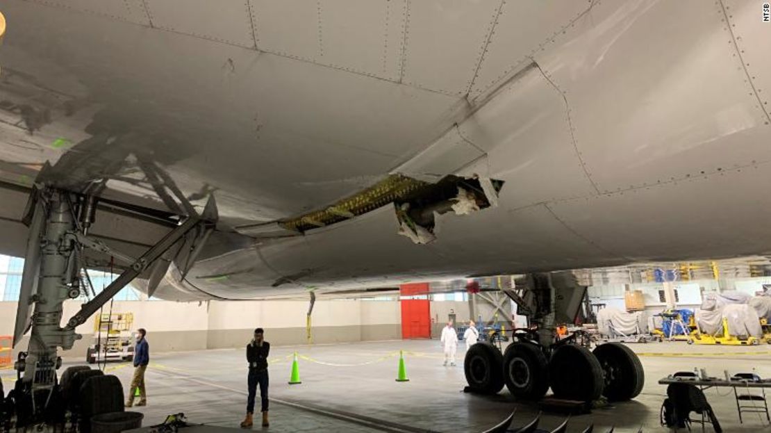 El vuelo 328 de United Airlines experimentó una falla del motor derecha tras despegar del aeropuerto internacional de Denver.