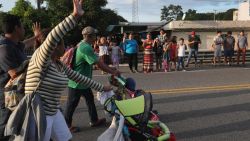 CNNE 579851 - la caravana de inmigrantes reanuda su camino para lograr un mejor futuro