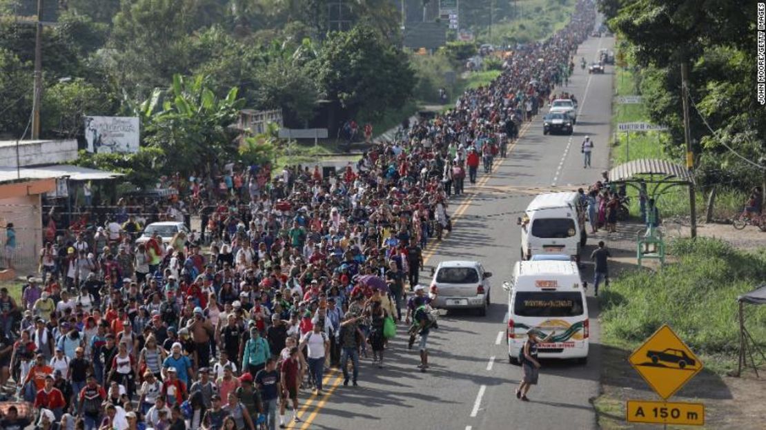 Miembros de la caravana de migrantes caminan hacia el interior de México después de haber cruzado la frontera desde Guatemala.