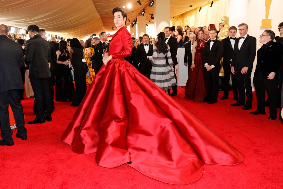 Eugene Lee Yang luce una prenda roja en la 96ª edición de los Premios anuales de la Academia el 10 de marzo de 2024 en Hollywood, California.