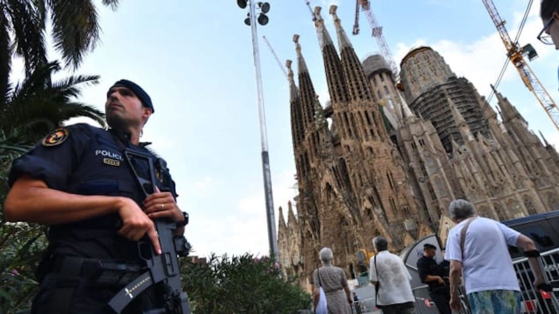 Un policía vigila la catedral de la Sagrada Familia en Barcelona en agosto de 2018.