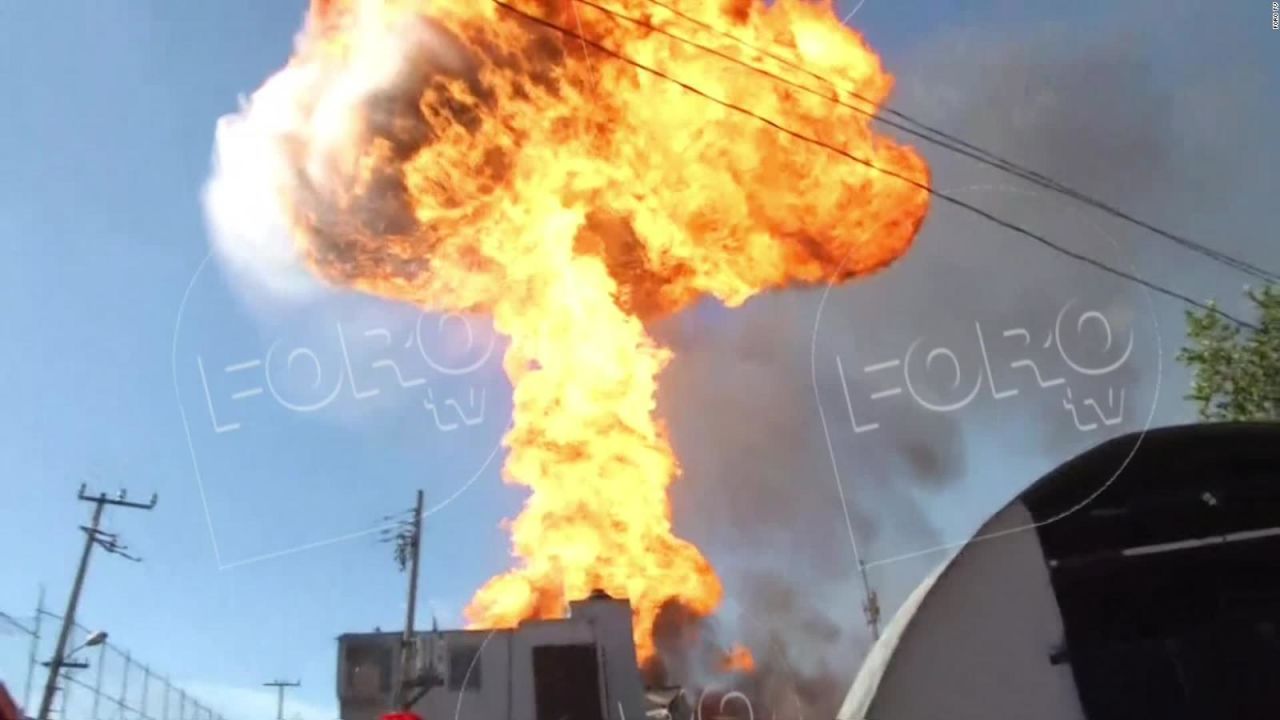 CNNE 580239 - impresionante llamarada sorprende a bomberos en la ciudad de mexico