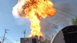 CNNE 580239 - impresionante llamarada sorprende a bomberos en la ciudad de mexico