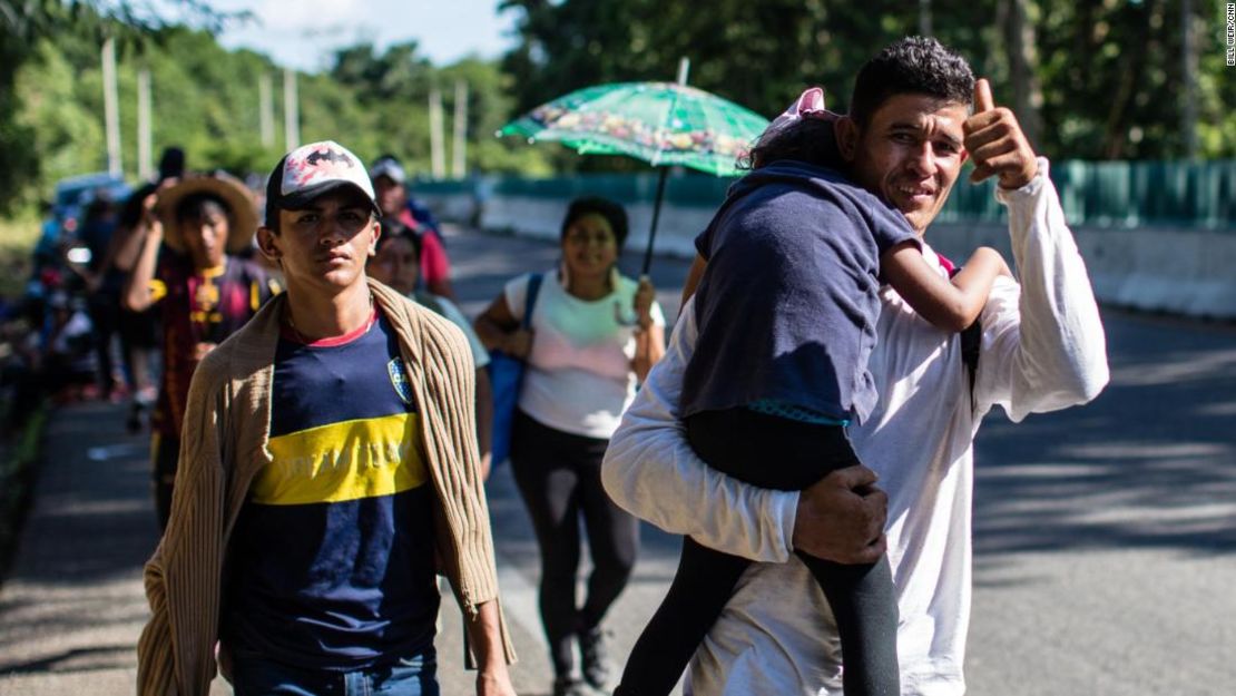 Un hombre alza su dedo pulgar, mientras los migrantes salen de Tapachula, con rumbo al norte.