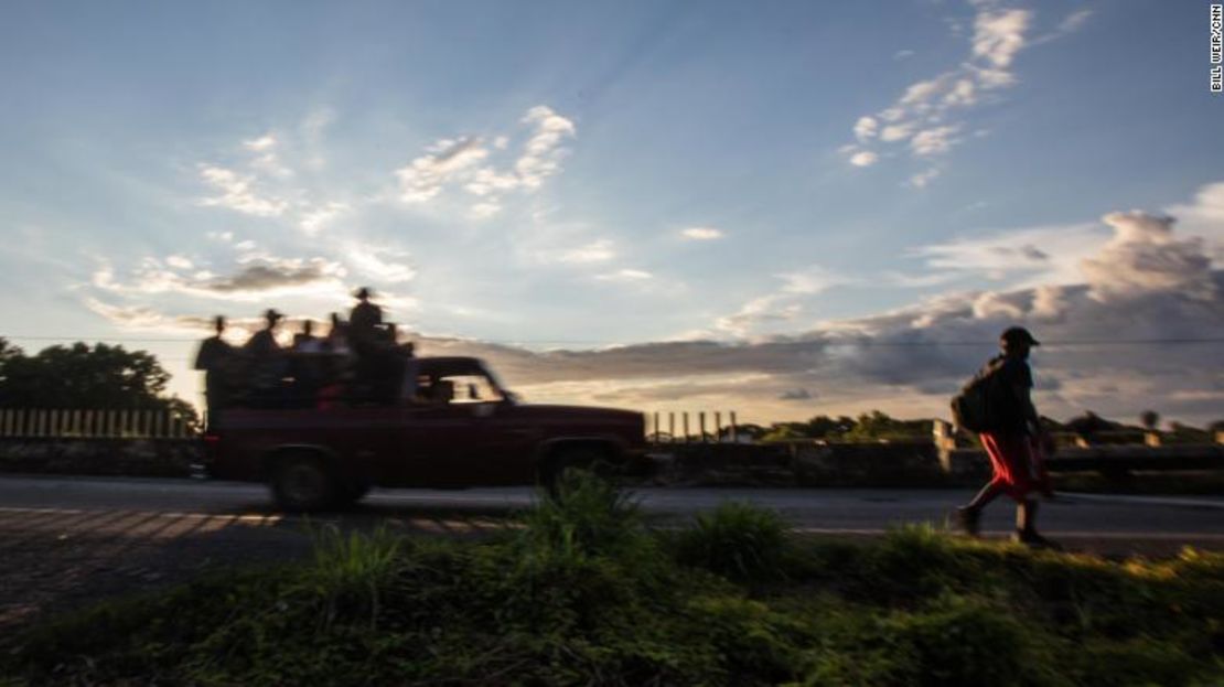 Un hombre camina por la carretera mientras la caravana de migrantes abandona Tapachula, en el sur de México.