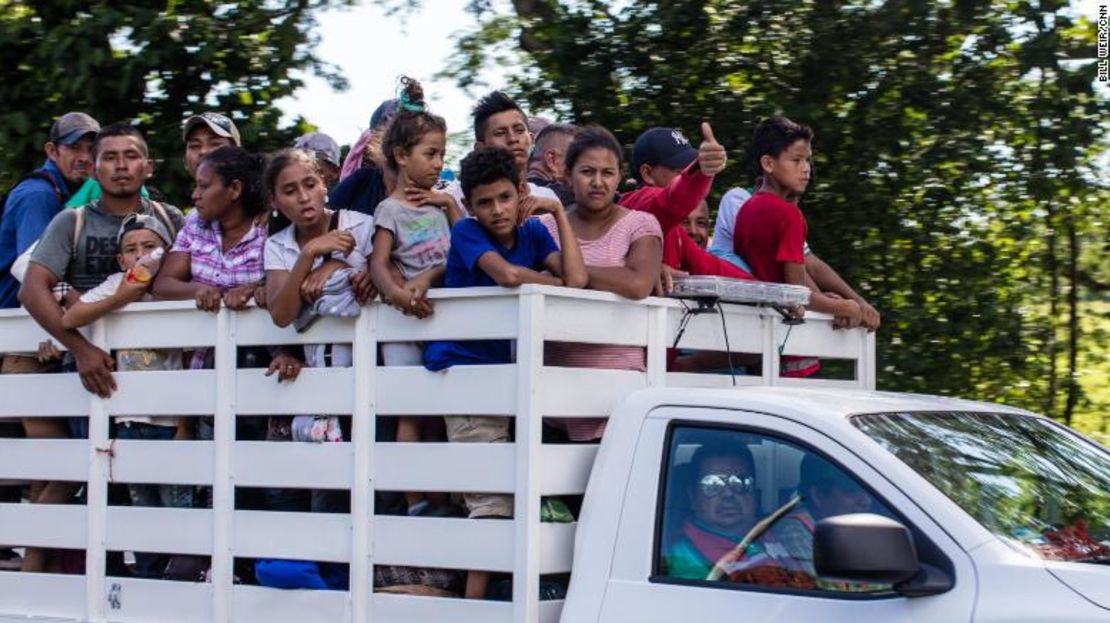 Los migrantes viajan en un camión mientras se dirigen al norte hacia México.