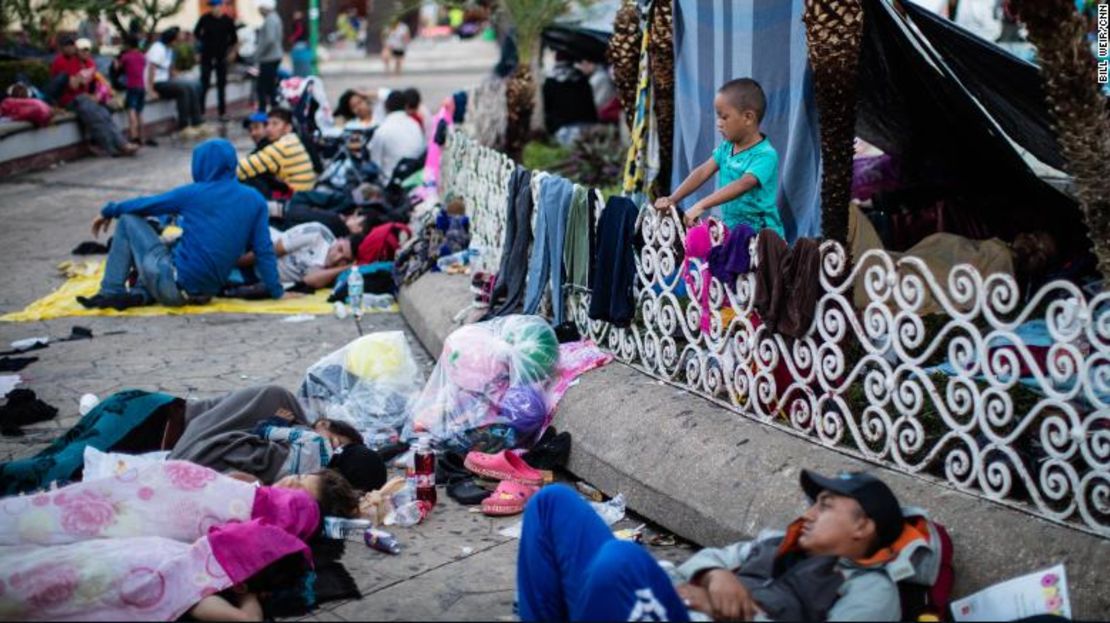 Migrantes de América Central descansan donde pueden en Tapachula, México.