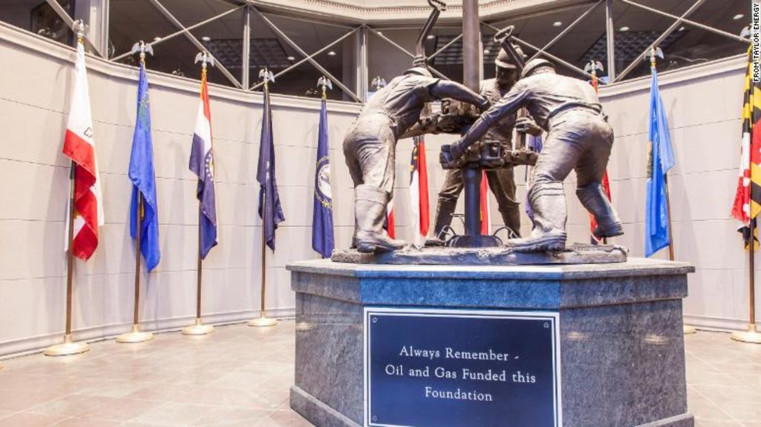 Una estatua que conmemora la Fundación Patrick F. Taylor, la extensión caritativa de la ahora desaparecida Taylor Energy Company.