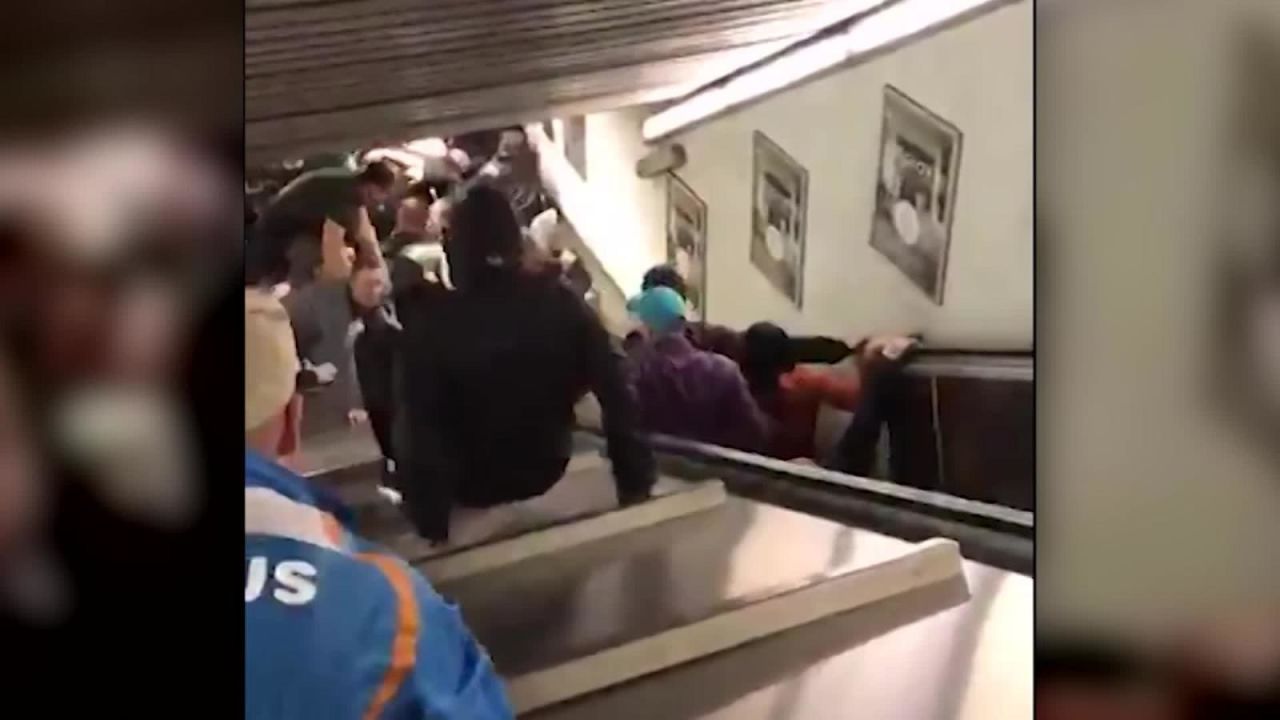 CNNE 580567 - el momento aterrador del colapso de una escalera mecanica en roma