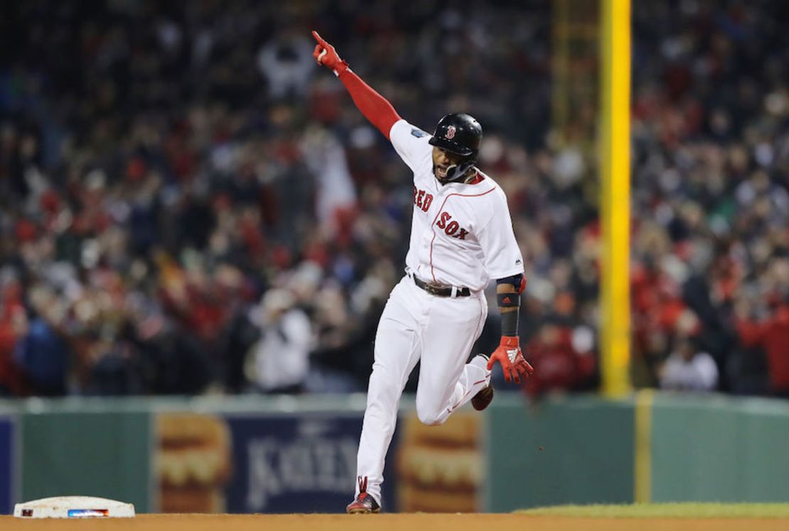 El dominicano Eduardo Núñez dio un jonrón que impulsó tres carreras para los Boston Red Sox en el primer juego de la Serie Mundial 2018.