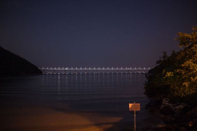 La construcción del puente duró nueve años y costó 20.000 millones de dólares.