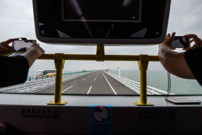 Tras la ceremonia oficial de inauguración el martes, el puente abrió al público este miércoles.