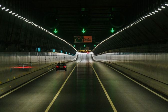 La obra incluye un túnel sumergido de 6,7 kilómetros de largo que se extiende entre dos islas artificiales situadas en aguas relativamente poco profundas.