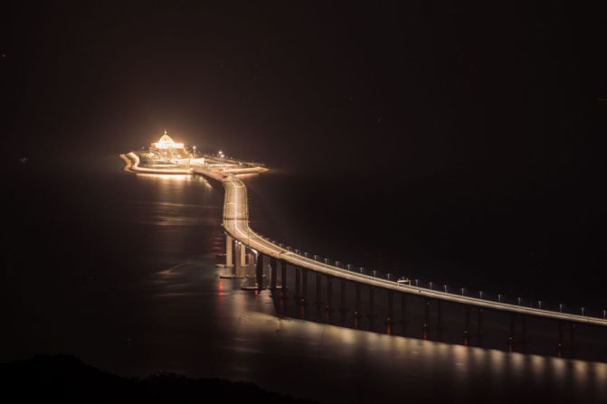 Un puente que conecta Hong Kong y Macao con la ciudad china de Zhuhai abrió en octubre de 2018 en China y es ahora el puente sobre el mar más largo del mundo.