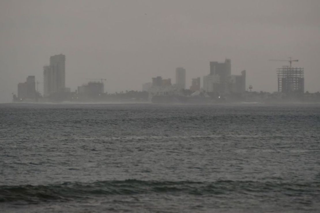 Lluvias en Mazatlán, Sinaloa, en México, poco antes de la llegada de Willa.