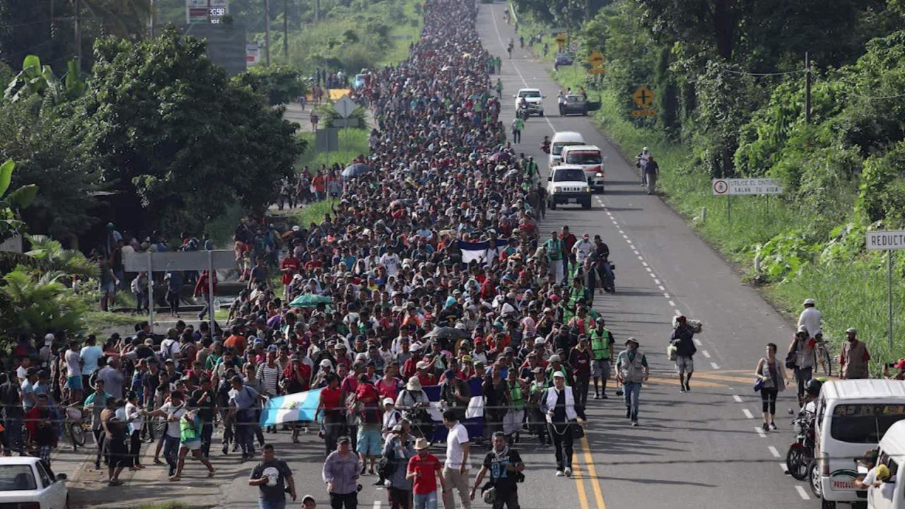 CNNE 580762 - caravana de migrantes sigue su caminata con penurias