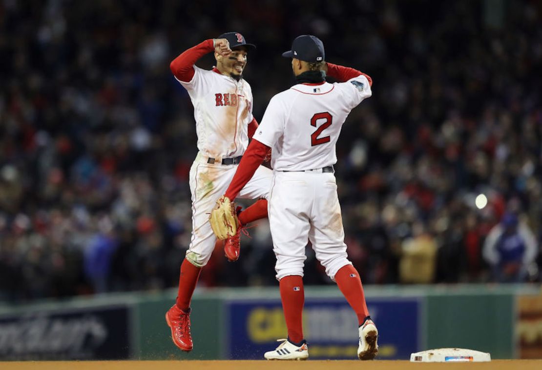 Mookie Betts y Xander Bogaerts celebran el segundo triunfo de los Boston Red Sox en la Serie Mundial 2018.