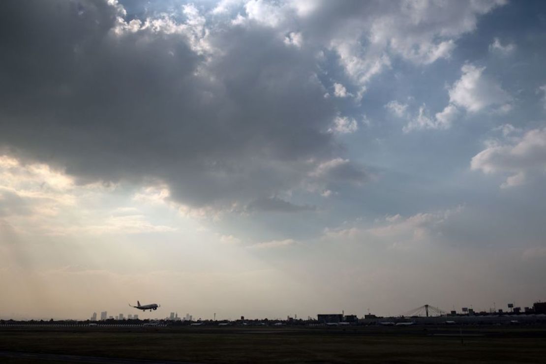 Un avión aterriza en el aeropuerto de la Ciudad de México.