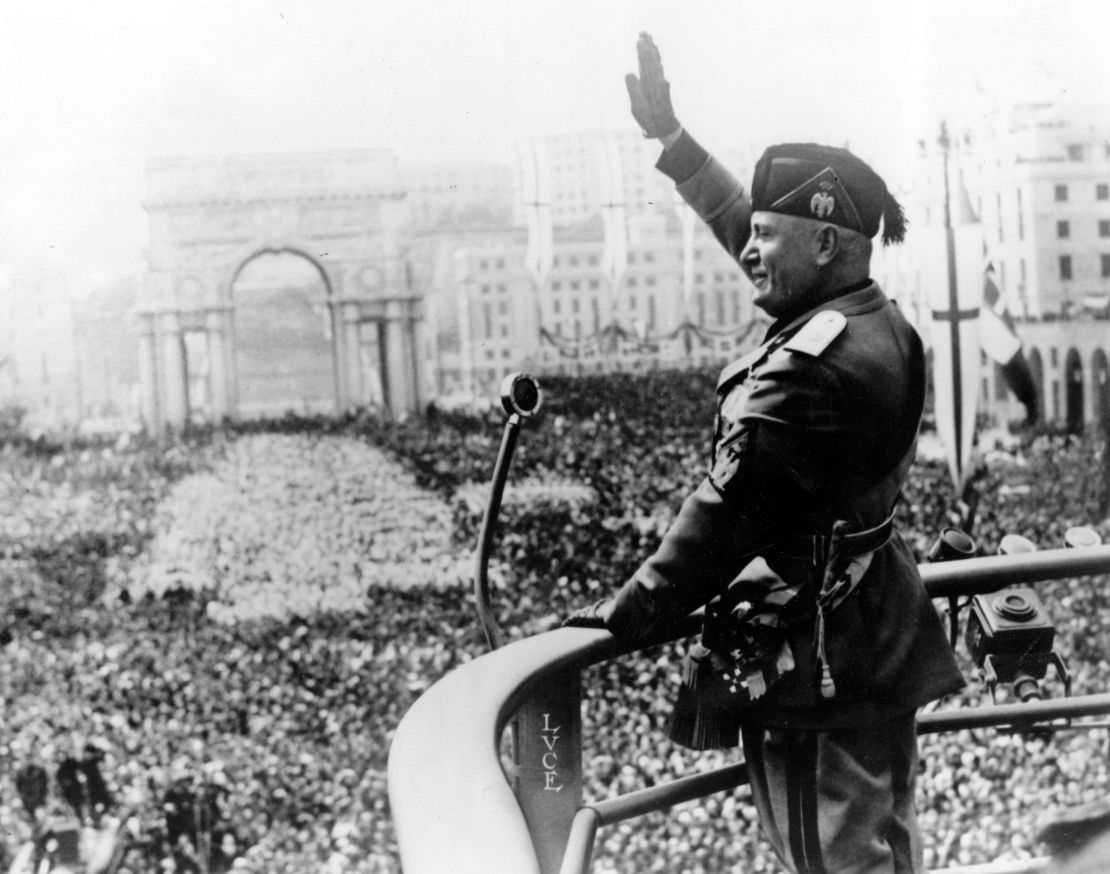 El dictador italiano Benito Mussolini (1883 - 1945) saludando durante un discurso.