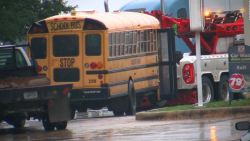 CNNE 581421 - camion impacta un autobus escolar en texas