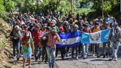 CNNE 581591 - juan orlando hernandez provee datos oficiales de los migrantes que van en la caravana