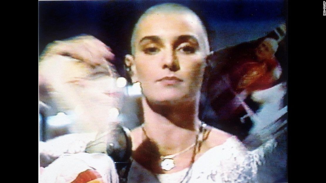 Sinead O'Connor rompe una fotografía del papa Juan Pablo II, el 5 de octubre de 1992, durante el programa "Saturday Night Live".