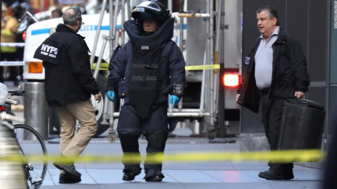 Un integrante del escuadrón antibombas de la policía de Nueva York afuera del Time Warner Center.