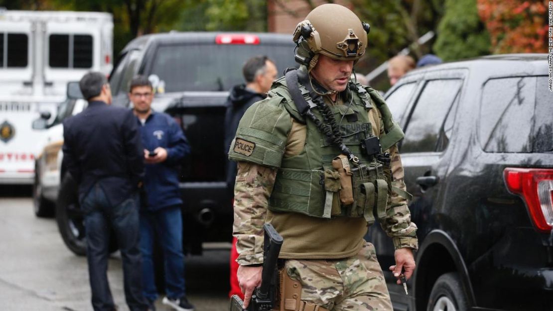 Un integrante de las fuerzas de seguridad responde al tiroteo en la sinagoga.