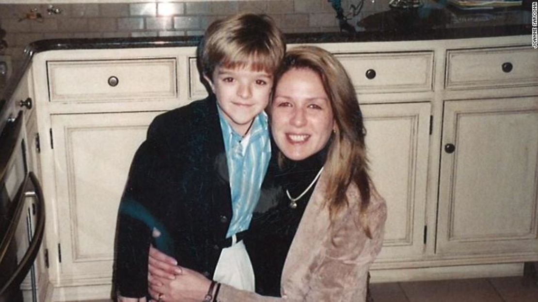 John Sarcona y su madre, Joanne, cuando él tenía seis año.