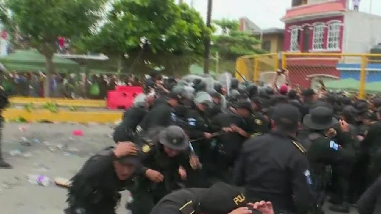 CNNE 582212 - migrantes rompen porton de aduana de mexico en frontera con guatemala