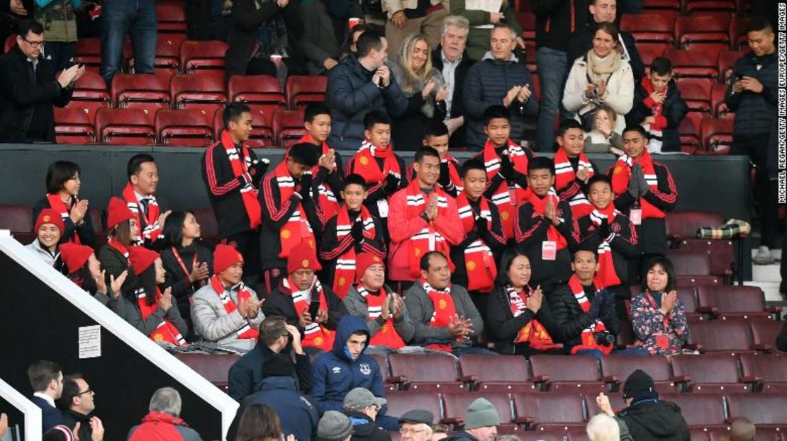 Los niños del equipo de fútbol tailandés, en el estadio Old Trafford, de Manchester.