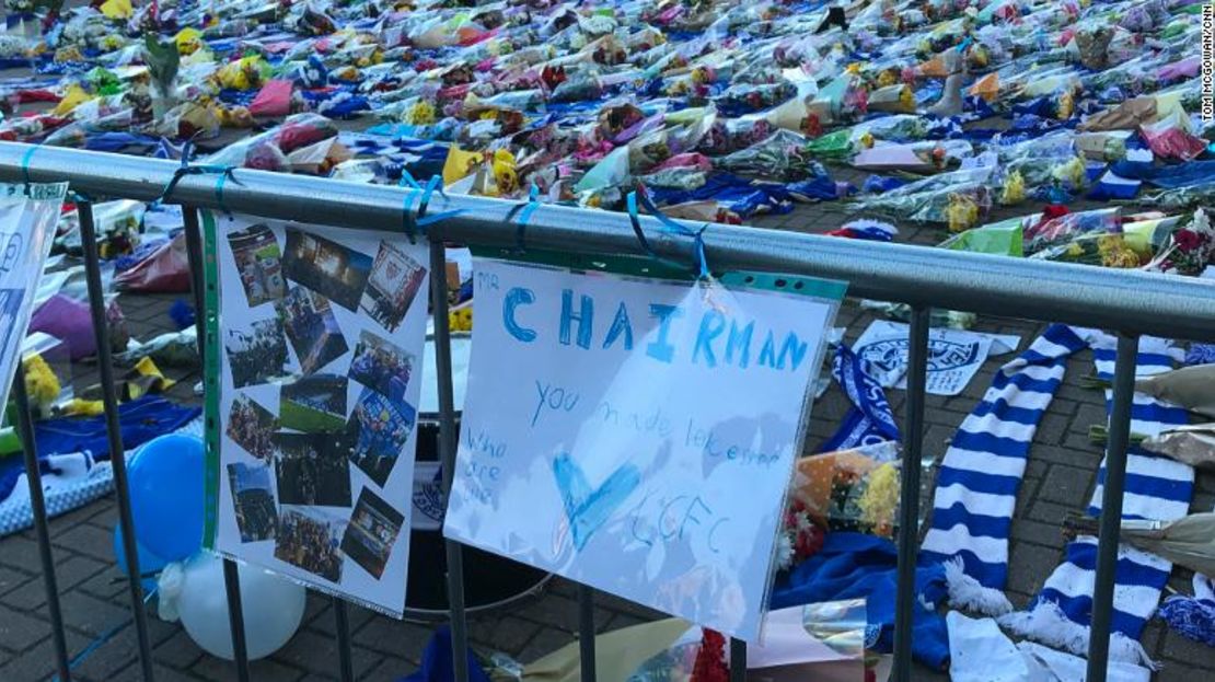 Fans del Leicester City rindieron homenaje al dueño y presidente del club tras el accidente de helicóptero del sábado.