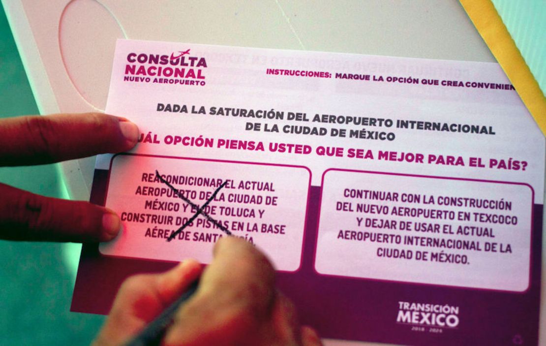 Un ciudadano mexicano vota en Monterrey, Nuevo León, en la consulta popular sobre el nuevo aeropuerto de México.