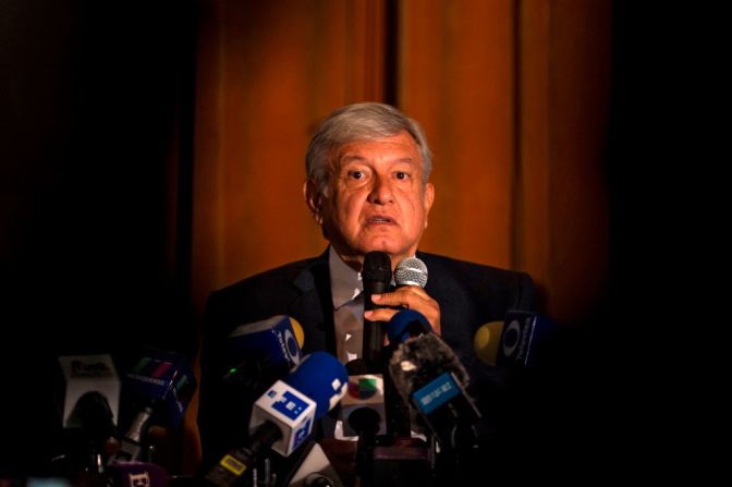 Durante su campaña, el ahora presidente electo de México, Andrés Manuel López Obrador, prometió dar marcha atrás al proyecto del nuevo aeropuerto por considerarlo muy costoso y, para enfrentar los desafíos en infraestructura aeroportuaria del país, propuso rehabilitar los aeropuertos de Ciudad de México y Toluca, además de construir dos nuevas pistas en la base aérea de Santa Lucía, Estado de México.