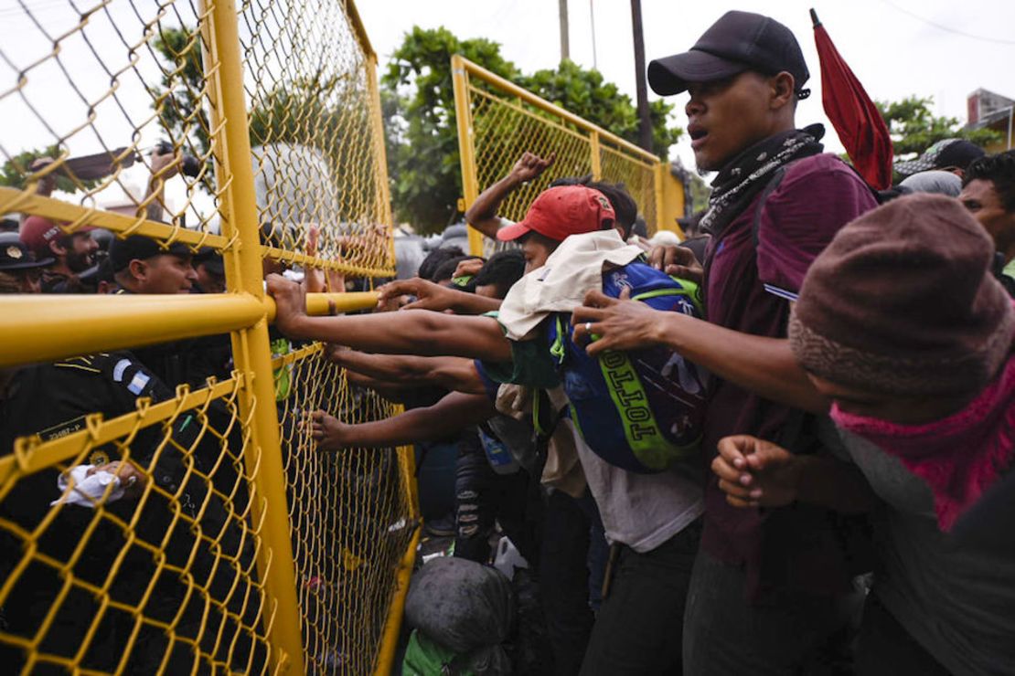 Un grupo de inmigrantes rompió la barrera que impedía el paso al puente internacional hacia México desde Guatemala.