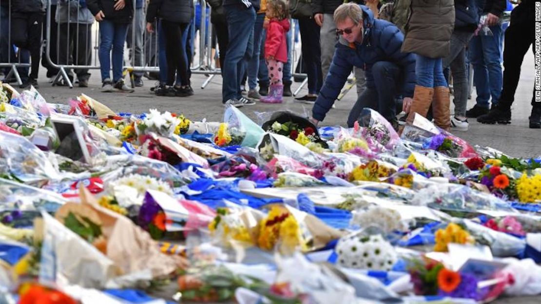 Los fanáticos han hecho ofrendas florales en el lugar del accidente donde fallecieron los tripulantes del helicóptero del Leicester City.