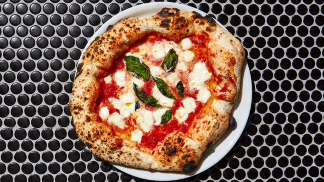 La clave de la margherita de Una Pizza Napoletana en Nueva York tiene que ver con la masa base.