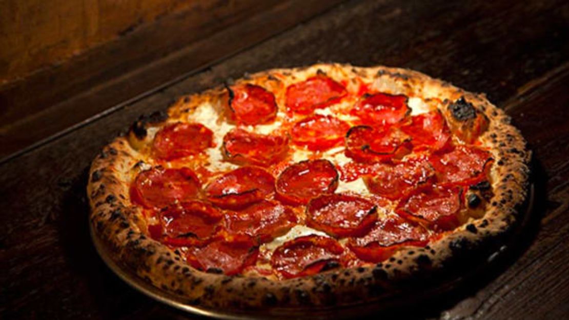 La pizza Hellboy de Brooklyn's Paulie Gee's contiene mozzarella fresca, tomates italianos, Berkshire soppressata picante, Parmigiano Reggiano y Mike's Hot Honey.