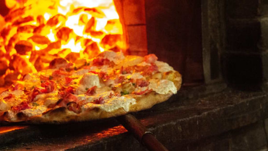 Esta pizza que sale del horno en Juliana's, en Brooklyn, es realmente mejor que las de sus vecinos.