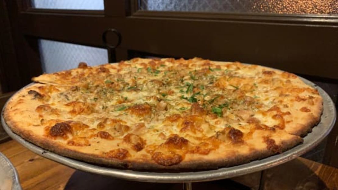 La pizza de almejas de Denino's Pizzeria & Tavern, en Greenwich Village, también se puede encontrar en Staten Island.