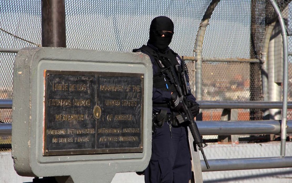 Un elemento de las fuerzas de seguridad de la Oficina de Aduanas y Protección Fronteriza en el puente internacional en la frontera entre Estados Unidos y México.