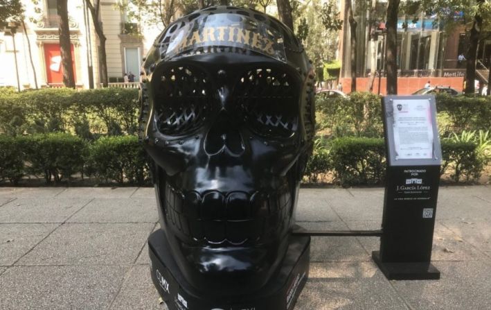 “Desde épocas prehispánicas, el barro negro ha sido muy valorado por los mexicanos, principalmente en la zona central de Oaxaca, lugar de asentamiento de las culturas Zapoteca y Mixteca”. OBRA: Mexicráneo Barro Negro ARTISTA: Phantus Taller Ensamble